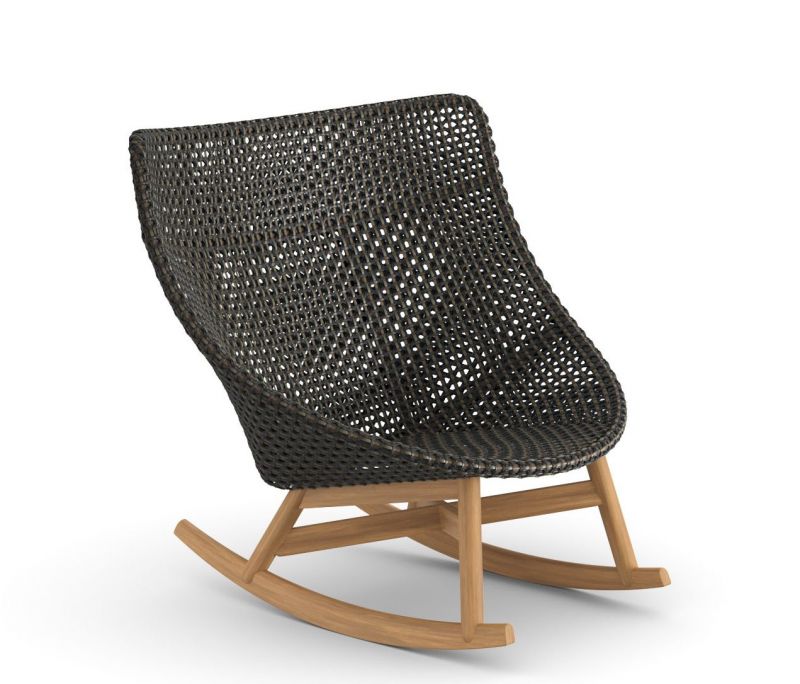 Mbrace Schaukelstuhl mit braunem Geflecht und hellem Holzgestell, bequemer Outdoor-Schaukelstuhl für Garten und Terrasse.